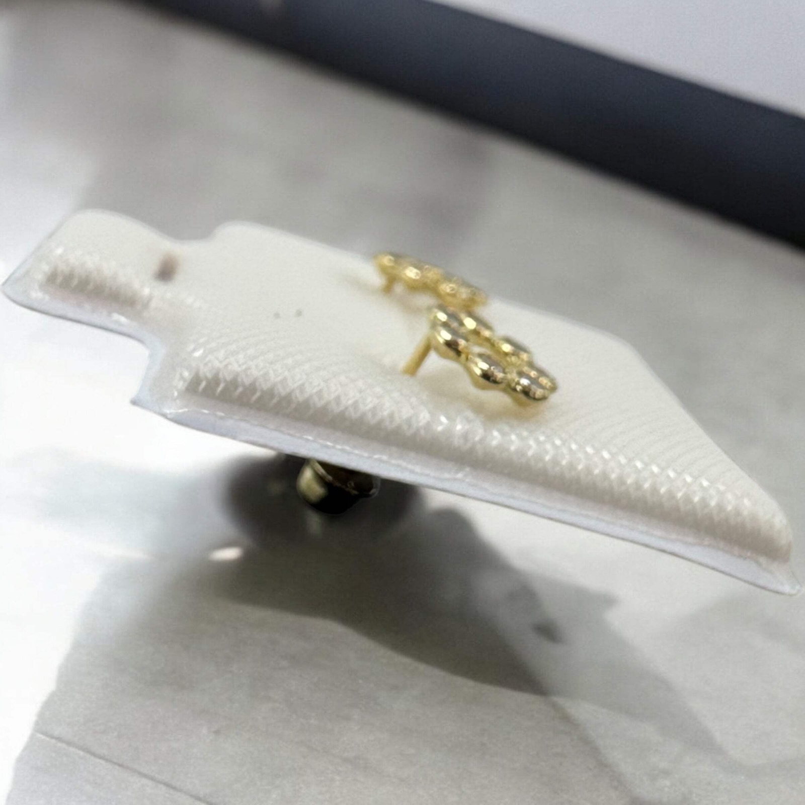 BROQUEL CON PIEDRAS EN ORO MEX. 14 K