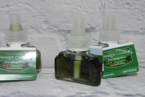 3 YANKEE CANDLE SCENT PLUG IN REFILL BALSAM & CEDAR SCENTED OIL HOLIDAY BULB NEW - Picture 2 of 5