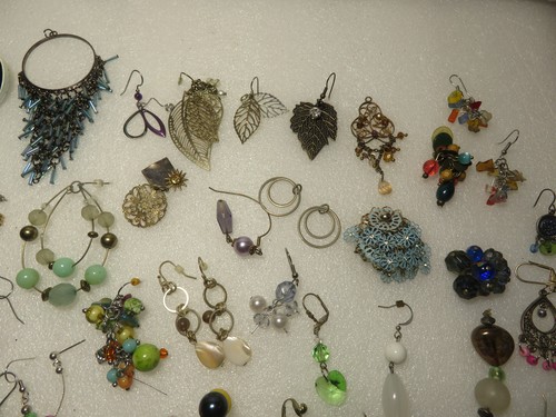 Enorme Lote de Pendientes Individuales 236 Clip Tornillo Trasero Perforado Aro Caída De Colección 1.3 lb - Imagen 12 de 12