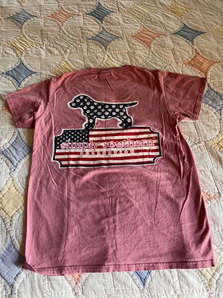Camiseta Simply Southern Collection Pequeña, Bandera, Perro, Rosa Calidad DKL Foto 2 de 3