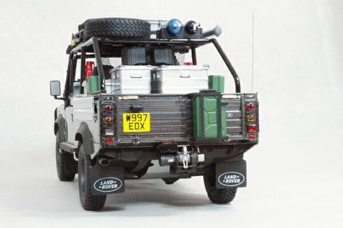 Kyosho 1/18 Land Rover Defender Tomb Raider Movie Edition Modellauto: JPN - Bild 3 von 7