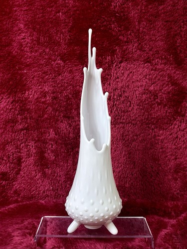 Fenton weiß Milchglas Hobnail geschwungene Vase 13" hoch MCM 9 Finger dreifüßig