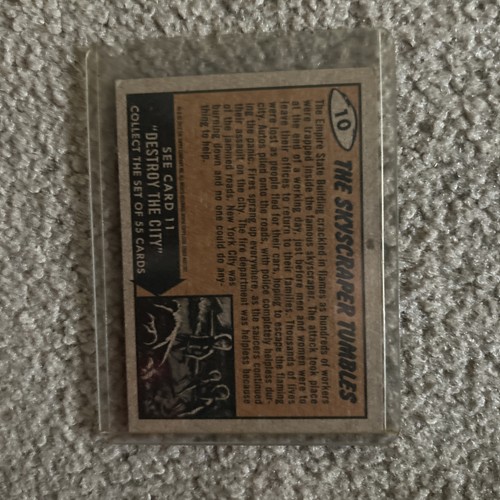 The Skyscraper Tumbles - 2012 Topps Heritage Mars Attacks! #10 Green - Picture 2 of 2