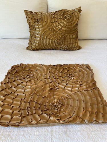 Pier 1 Import Pair Throw Pillows Gold Ruffle Ribbon Circles 3D Decor 15x12 Zip - Picture 18 of 24