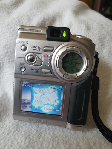 Fujifilm FinePix 4700 Zoom 3x Zoom Digital Camera with 32GB Card Flash - Picture 2 of 11