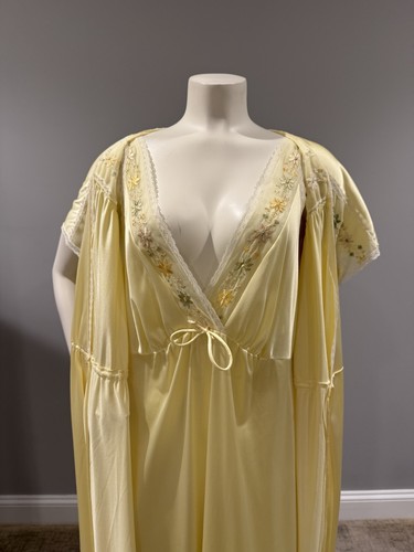 Conjunto de dos vestidos de noche Jolie Peignoir talla M nailon amarillo mangas cortas ribete floral - Imagen 7 de 13