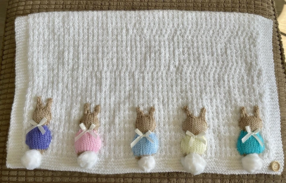 Hermosa manta tejida a mano para bebé con lindos conejitos Foto 2 de 3