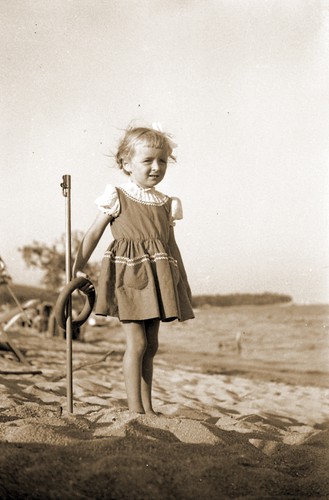 Alter Fotoabzug - Kleines Mädchen am Strand Spiele und Urlaub Meer - Bild 2 von 3