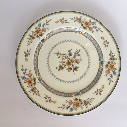 Lotto di 2 piatti Mikasa Chippendale Bone China 190 10-5/8” ritirati - Foto 3 di 5