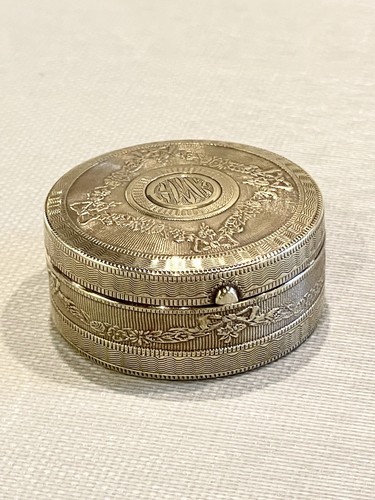 Antique Kirk & Sons Sterling Silver Round Repousse Vanity Box - Picture 1 of 8
