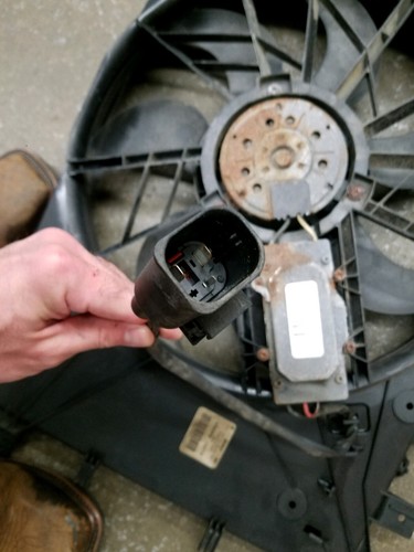 Volvo OEM 2004-2007 S60 V70 Non Turbo Engine Cooling Fan Assembly 30645148 - Picture 6 of 6