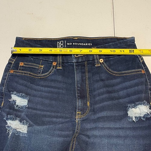 No Boundaries Distressed High-Waisted Denim Shorts With Frayed Hem Size 5 - Picture 9 of 10