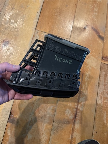 2015 - 2018 CHEVROLET SILVERADO 1500 RIGHT DASH AIR VENT 20943683 - Picture 10 of 13