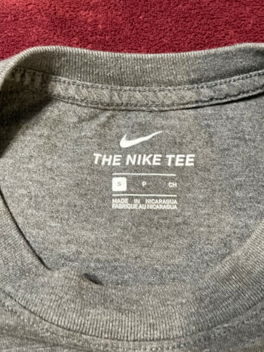 Camiseta NIKE Hombre Manga Corta - Talla S - PEQUEÑA - GRIS - BESTIA - LA CAMISETA NIKE - Imagen 3 de 9