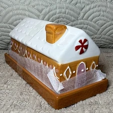NWT Sleigh Bell Bistro 2014 Gingerbread House Ceramic Butter Dish Candyland NEW