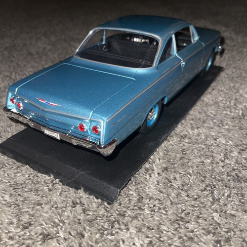Maisto 1:18 Scale 1962 Chevy Bel Air Blue Diecast Car With Stand. EUC - Picture 9 of 10