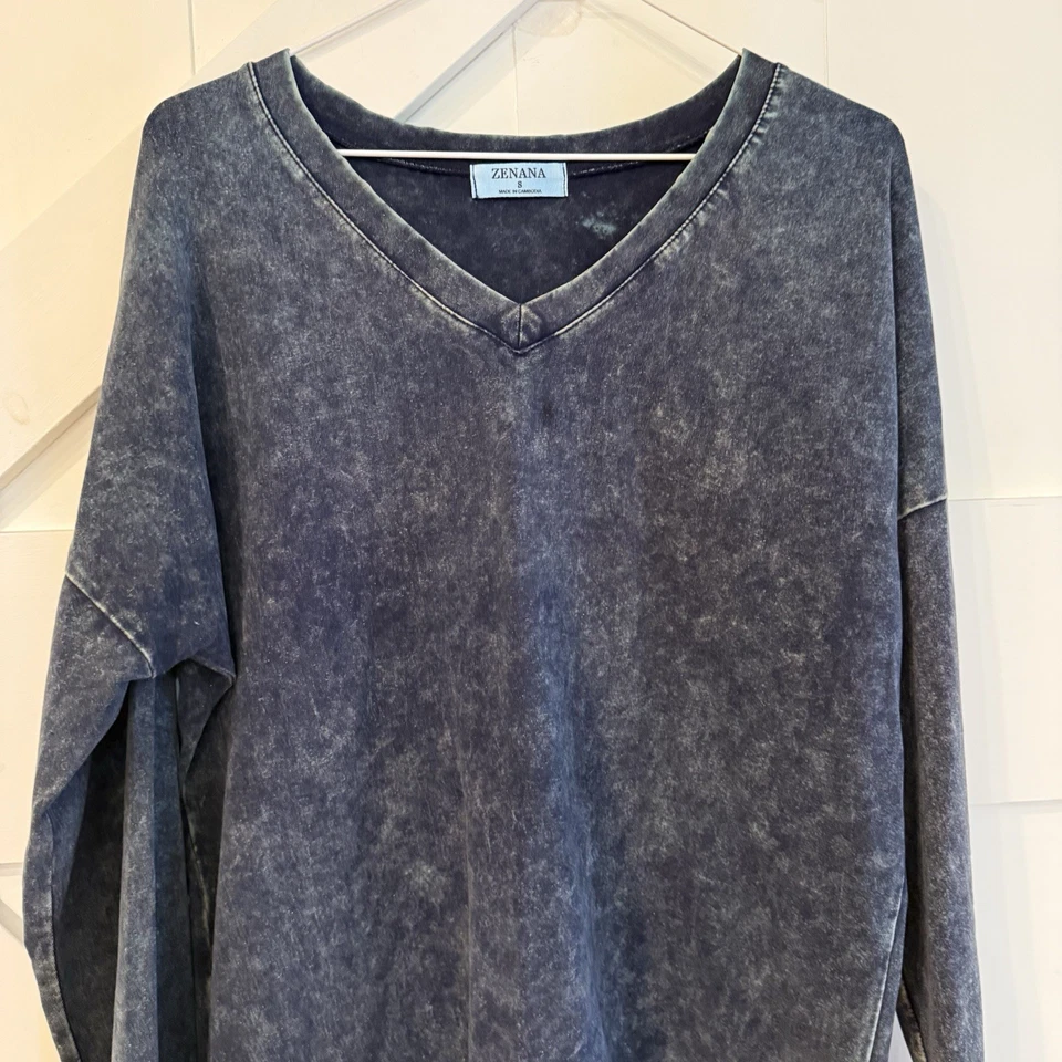 Sudadera túnica Zenana Outfitters para mujer lavado mineral cuello en V pequeña de gran tamaño Foto 2 de 4