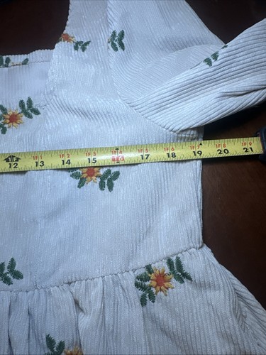 Listicle cremefarbenes romantisches Cord-Baby-Puppenkleid mit Blumenstickerei Größe Medium - Bild 11 von 14