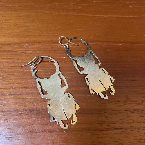 "Pendientes colgantes grandes de insectos rinoceronte escarabajo tono dorado 3""" - Imagen 3 de 3
