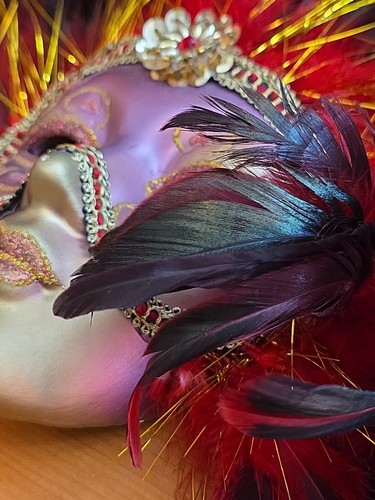 Venetian Feathered Gold Ceramic Mask with Red Feathers and Glitter M5155 6/S - Picture 22 of 23
