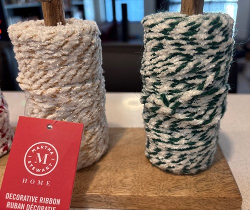 Neu mit Etikett Martha Stewart dekoratives Band rot grün gold weiß Holzständer Weihnachten - Bild 3 von 13