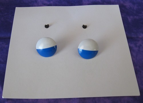 Vintage 1980's-1990's Pierced Earrings Blue and White Circle Metal Button - Picture 2 of 3