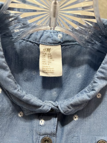 H&M Size 4-6 Blue Chambray Dress White Daisies Flowers Pocket Buttons Girls - Picture 3 of 3