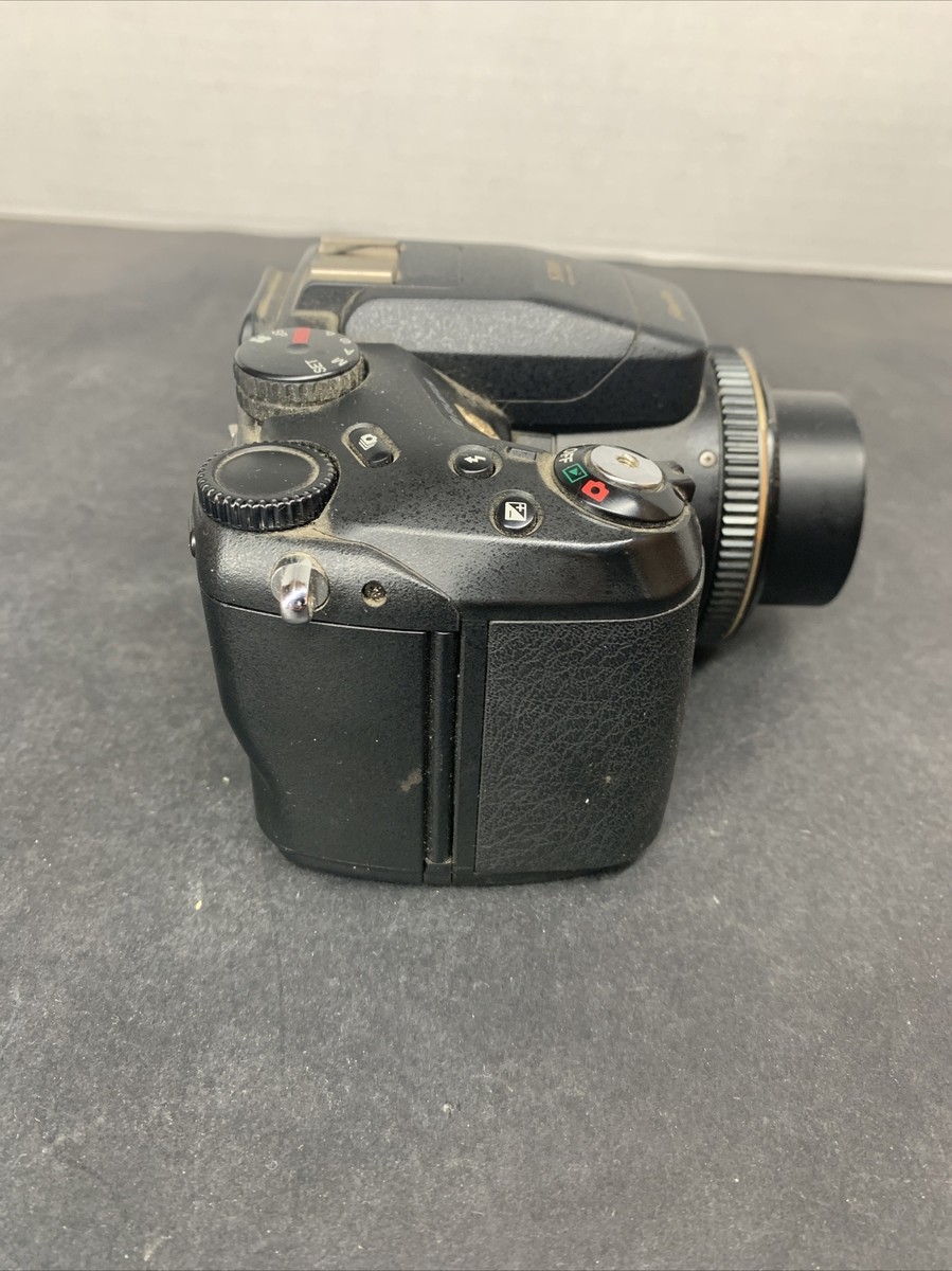 Fujifilm FinePix S7000 Digital Camera - Uses 4xAA Batteries