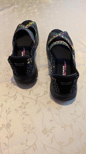 Sandalias Skechers para mujer de espuma viscoelástica talla 8,5 tejidas correa arco iris tacón bajo negras - Imagen 4 de 6