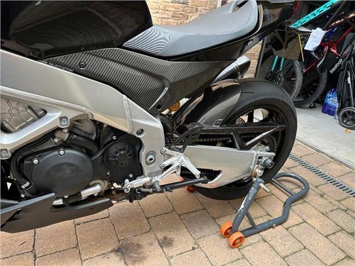 APRILIA RSV4 /TUONO V4 2021-24 CARBON KETTENSCHUTZ IN GLANZKÖPERGEWEBE - Bild 3 von 4