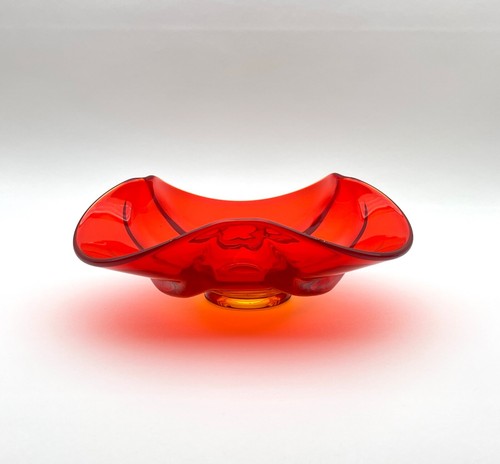 Hand Blown 3 Point Amberina Dish with Wavy Rim - Picture 3 of 10