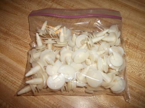 70s 80s 90s UNIVERSAL DOOR PANEL RETAINER CLIPS BULK OEM GM 3065575 (50 pcs.) - Picture 4 of 6