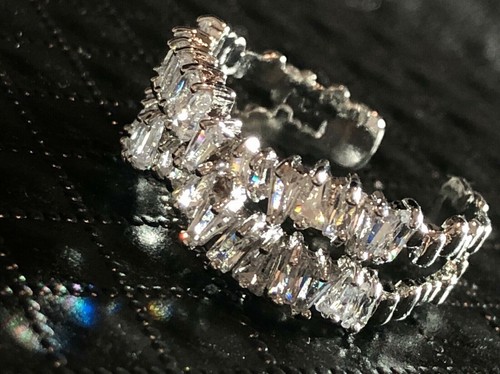 Precioso anillo banda de eternidad diamante simulado baguette prisma enchapado en platino 18k - Imagen 3 de 12