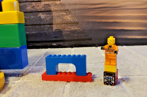 1987 Lego Storage Box With Lots of Legos - Small, Medium,Large -3.7 Pounds!!!!! - Picture 13 of 14