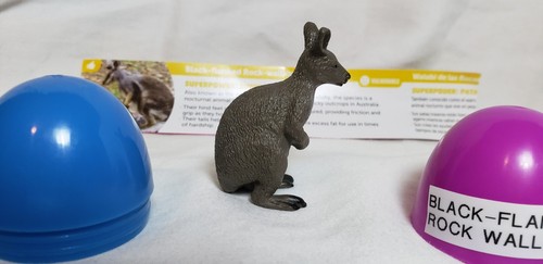 Yowie schwarz flankierte Rock Wallaby Sammlerstück Miniaturfigur Super Powers - Bild 3 von 5