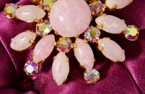 Beautiful Vintage French Pink Cabochon & Facetted Aurora Borealis Stone Brooch - Picture 6 of 12