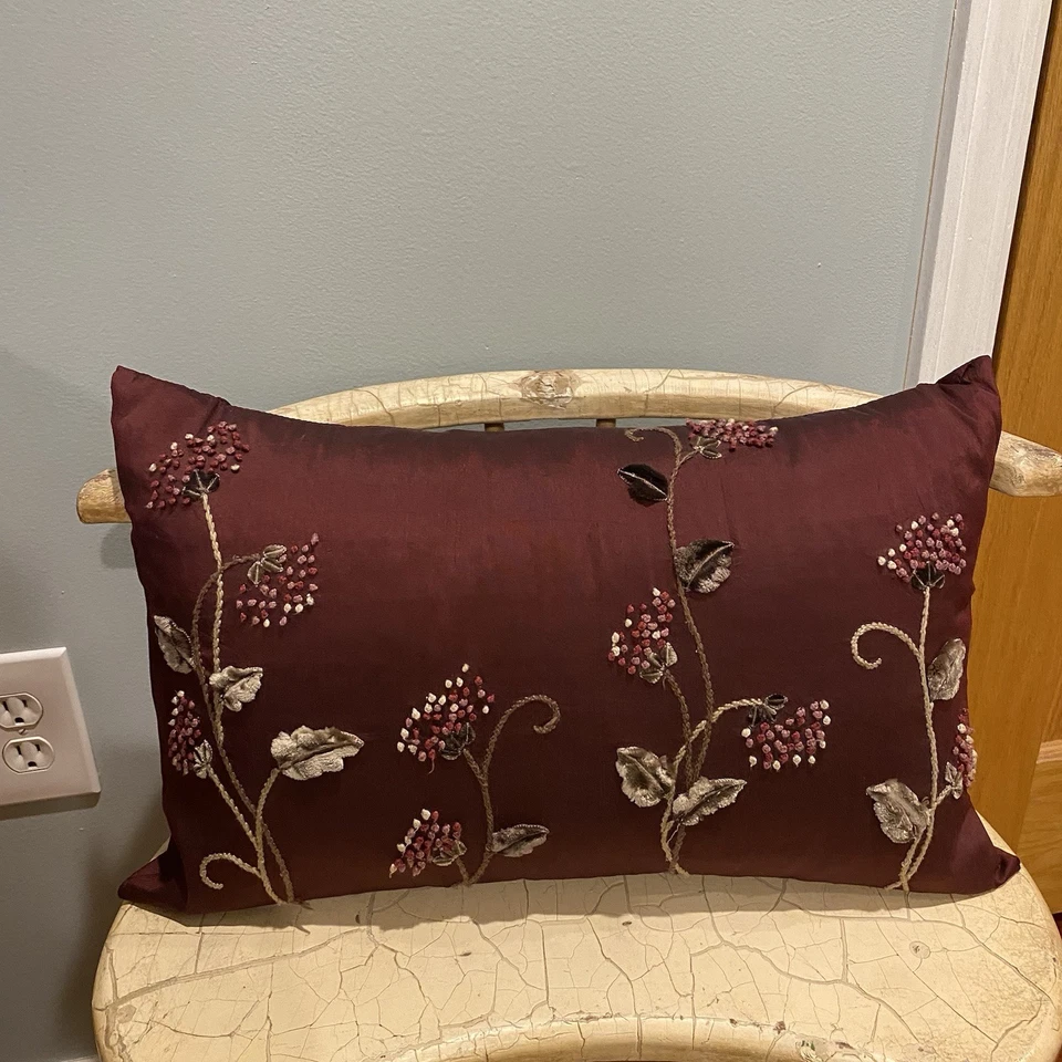 Almohadas de seda rojo borgoña borlas con cuentas lumbares con adornos florales 3 Foto 2 de 4