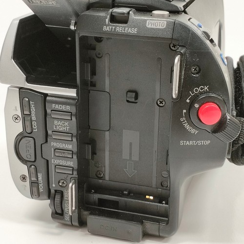 Sony DCR-TRV110E 20x Optical NightShot DIGITAL 8 / HI-8 / 8MM handycam Camcorder - Picture 10 of 23