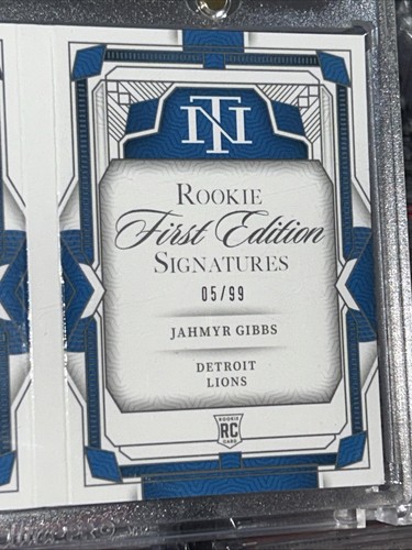 Jahmyr Gibbs Auto Rc National Treasures NFL Booklet /99 Lions Patch 2023... - Bild 13 von 18