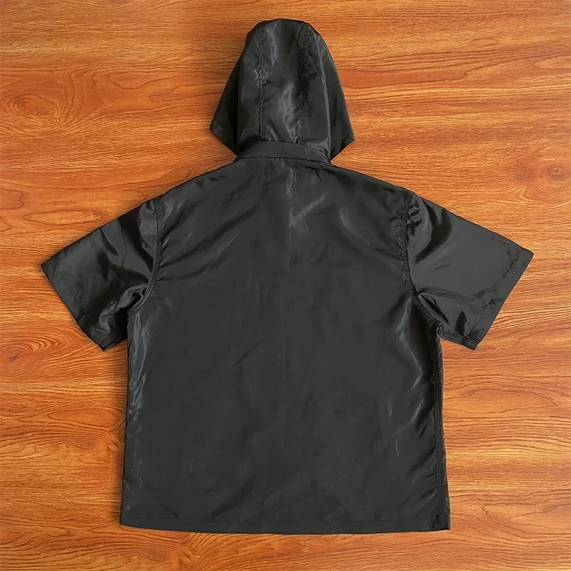 Saint Vanity Top de nailon negro para hombre ropa de calle chaquetas de manga corta conjuntos con capucha Foto 2 de 4