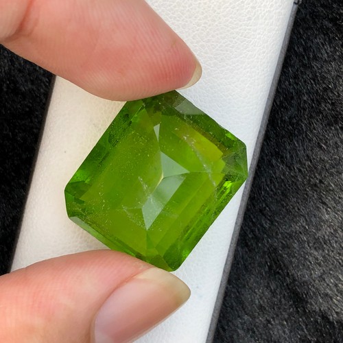 Piedra preciosa suelta peridoto color verde corte esmeralda natural de 46 quilates de Pakistán - Imagen 2 de 20