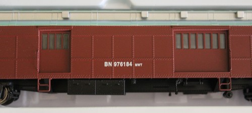 Walthers 932-10528 HO BN Burlington Northern Gepäckwagen, Schwergewicht MOW 976184 - Bild 5 von 7