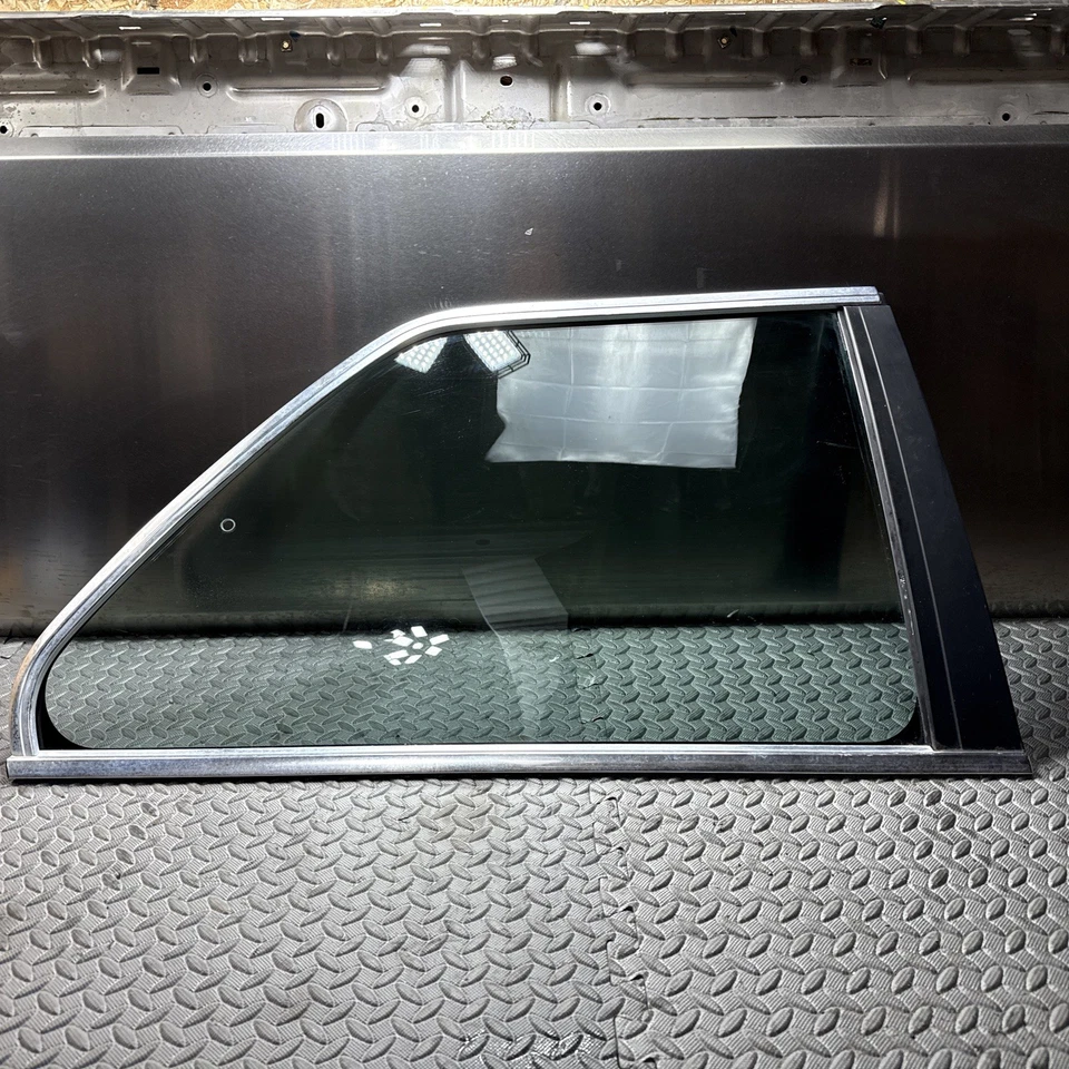 BMW E30 325e M3 325I Coupe Rear Right Vent Green Window Glass OEM - Image 2 of 4