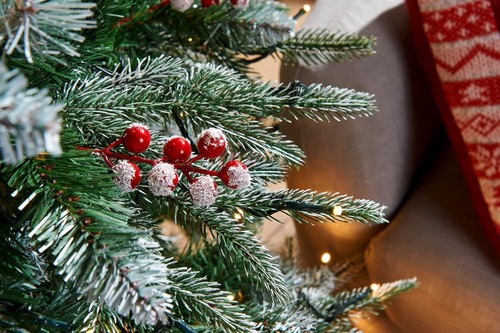 WeRChristmas Pre-Lit Snow Flocked Norwegian Spruce Christmas Tree Green 6FT - Picture 4 of 6