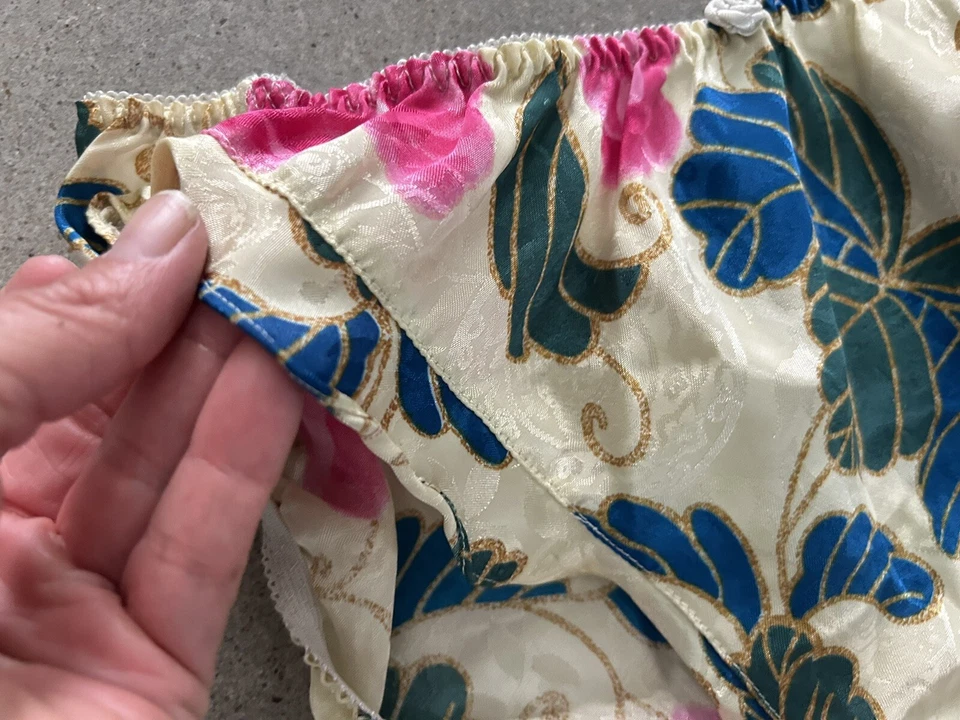 Raras Bragas Victoria's Secret Satén Flutter Bikini Corona Dorada Etiqueta Pequeña? Foto 3 de 4