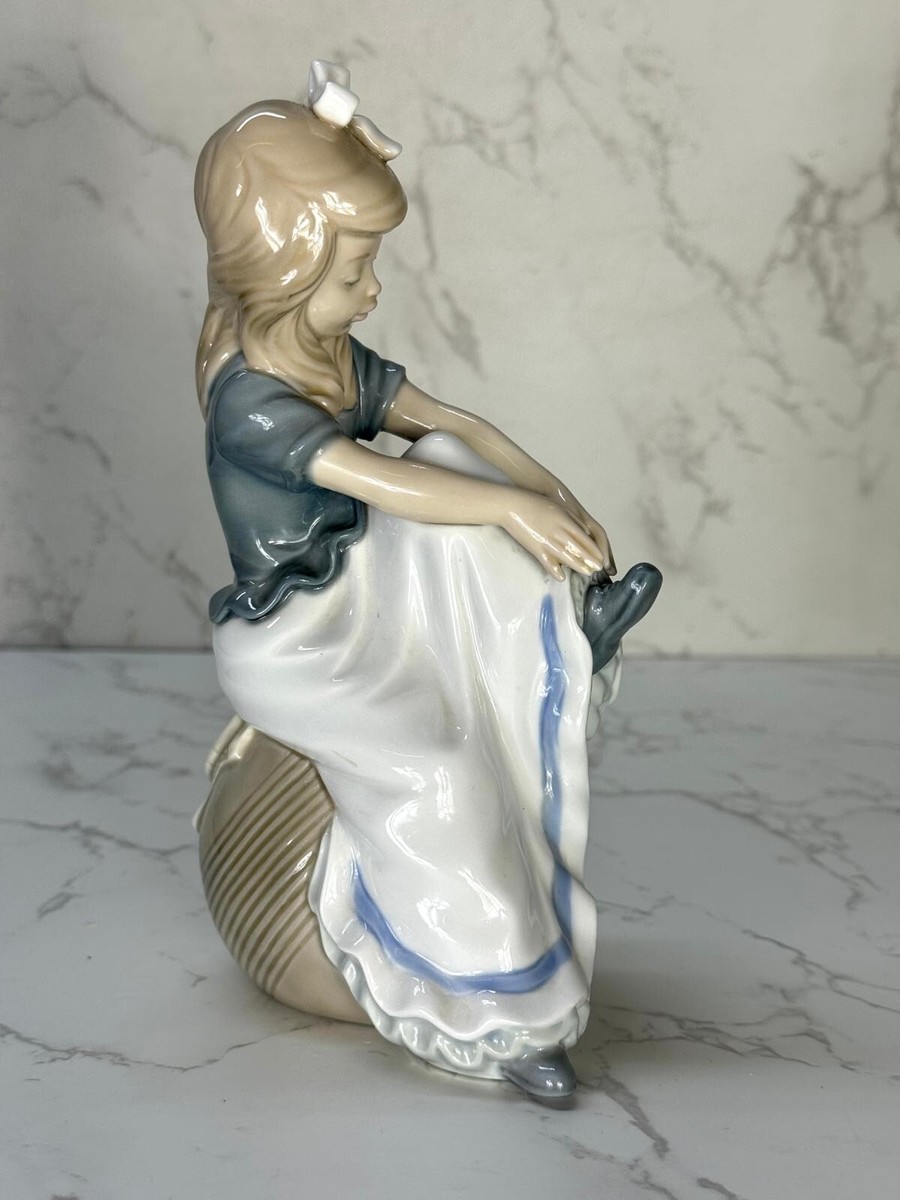 （1985年/極美品） LLADRO （NAO）HANDMADE 『靴履く少女』 NAO by Lladro Figurine Girl Tying Shoes #479 | eBay