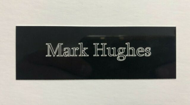 Mark Hughes - Targa incisa 105x35 mm per cimeli firmati Manchester United Mark Hughes - Targa incisa 105x35 mm per cimeli firmati Manchester United