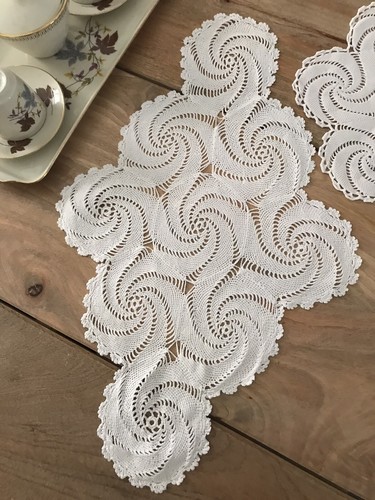 Centrini 4 Pezzi Con Girandole Fatte Di Pizzo Ad Uncinetto Mano Forme Diverse - Foto 4 di 10