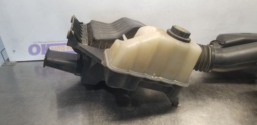 13 FORD F250 SUPER DUTY 6.2L AIR CLEANER AIR BOX ASSEMBLY WITH COOLANT RESERVOIR - Picture 4 of 12