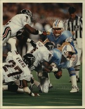 1991 Press Photo Houston Oilers' receiver Ernest Givins is tackled by Falcons.